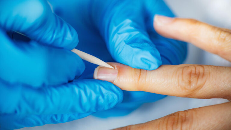 manicurist does manicure