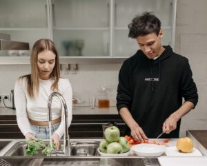 pregatirea alimentelor chiuveta blat de lucru bucatarie