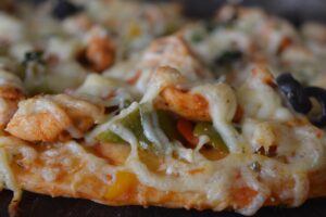 cate calorii are o felie de pizza