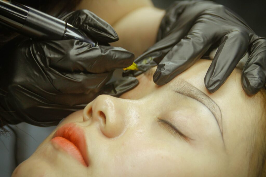 Care este diferenta dintre micropigmentarea sprancenelor si microblading?